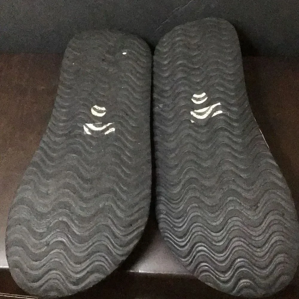 Flip-flops by Cocomo Soul Measures 9 1/2 inches shorter tail making it size 4 1/